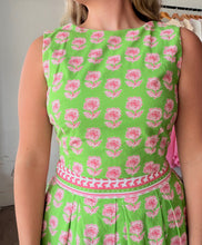Load image into Gallery viewer, Green and Pink Flower Set
