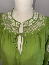 Load image into Gallery viewer, Green embroidered Cream &amp; Pink Details
